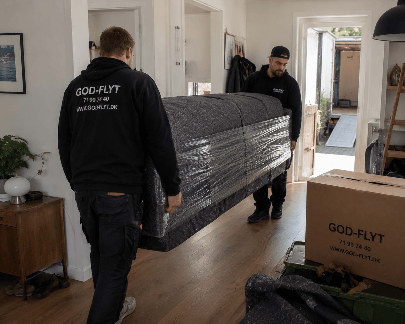 Flyttefolk i arbejde Flyttefolk hjælper med flytning på en dansk adresse.